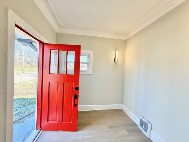 Building Photo - 924 Spring Ave NE