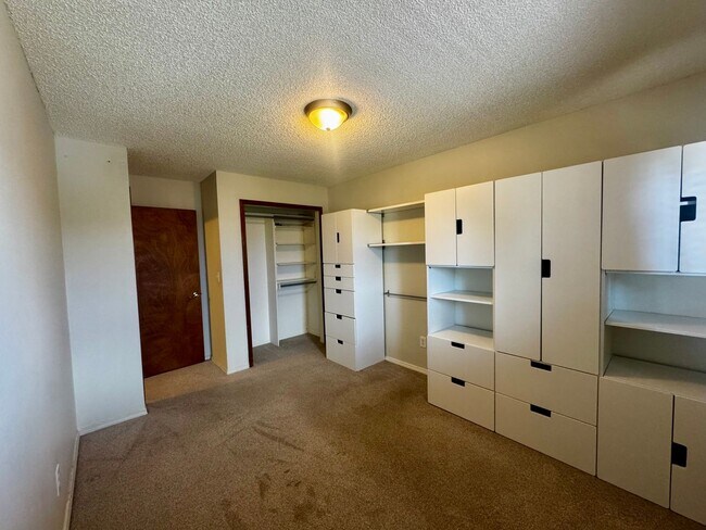 Building Photo - 3 Bedroom Tri-level in Briargate