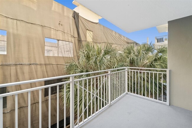 Building Photo - 2642 Collins Ave