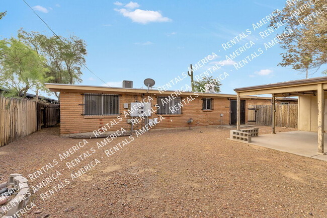 Building Photo - 803 E Holaway Dr