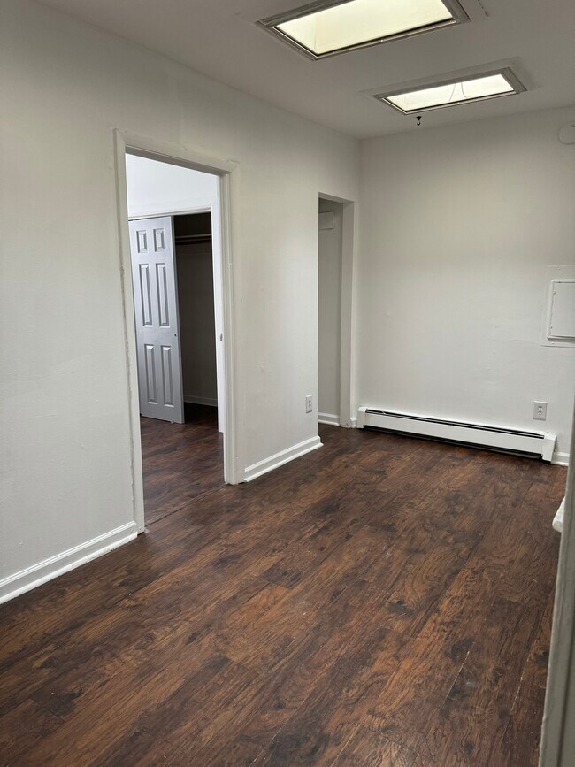 Building Photo - 424 E Girard Ave