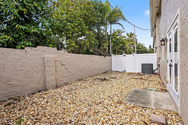 Building Photo - 1280 SR-A1A Unit D