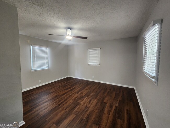 Building Photo - 4118 Fairview Dr