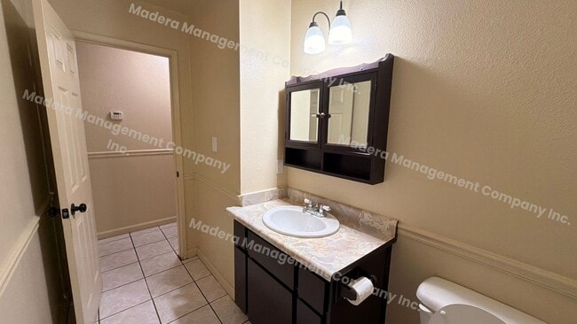 Building Photo - 4 bed/2 Bath - Available now