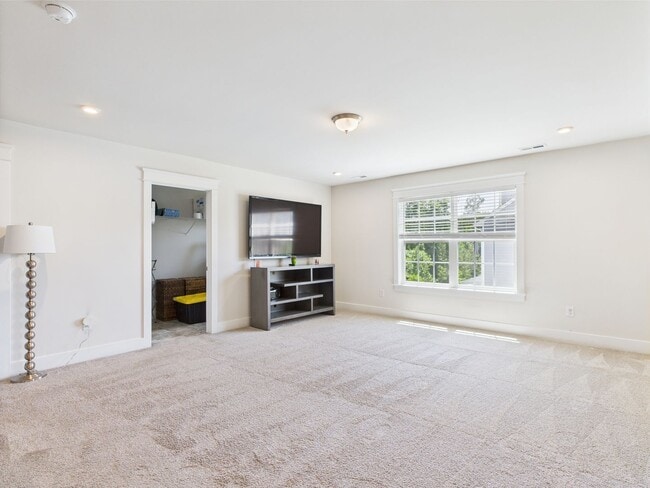 Building Photo - Spacious 5-Bedroom Colonial Home for Rent ...