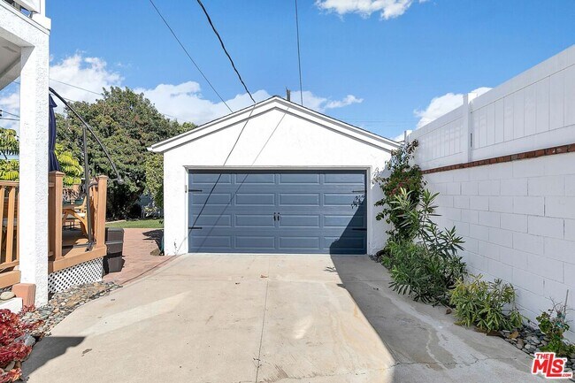 Building Photo - 7410 El Manor Ave