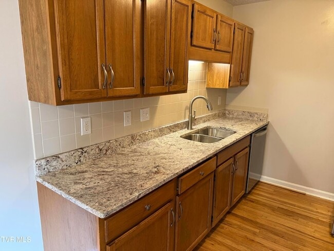 Building Photo - 2503 E Lakeview Dr