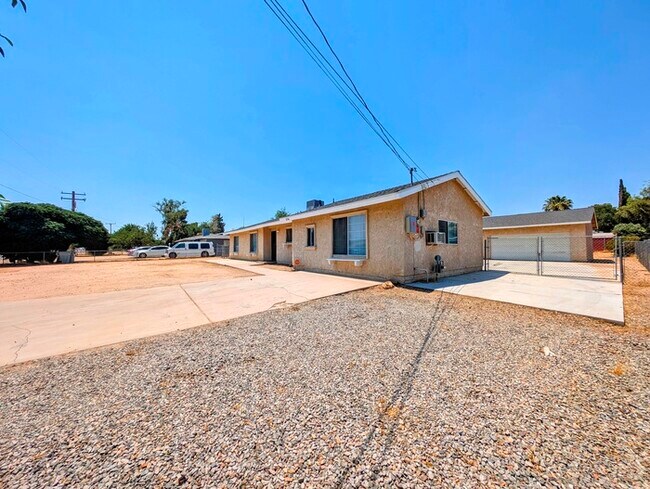 Building Photo - 4 bed with Dual master bedrooms and Solar ...