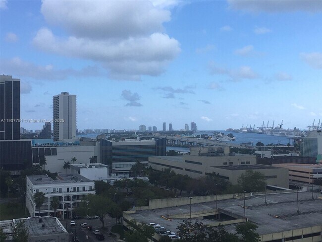 Building Photo - 1600 NE 1st Ct