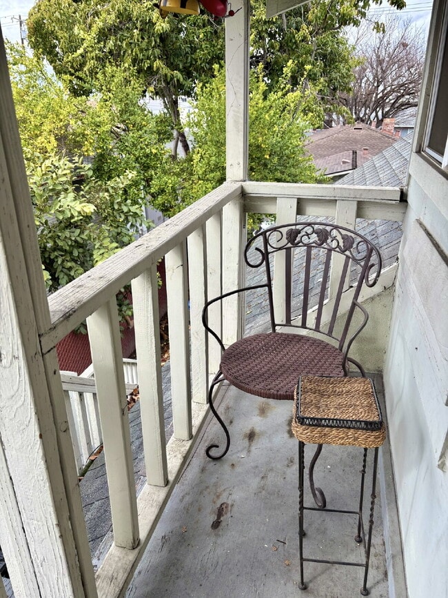 Building Photo - Quick Move-in= 1st Month 50% off rent!  Bright & Centrally Located 1-Bedroom Apartment Near Downt...