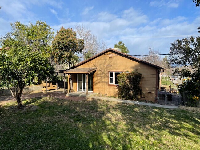 Building Photo - CHARMING 4 BED 2 BATH HOUSE NEAR DOWNTOWN