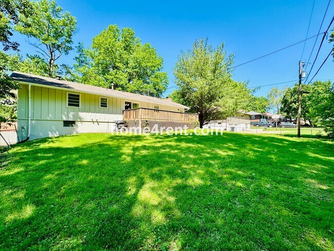 Building Photo - Like New, Ranch Style Home in Raytown - Wood Floors, Finished Basement, Fenced Yard!