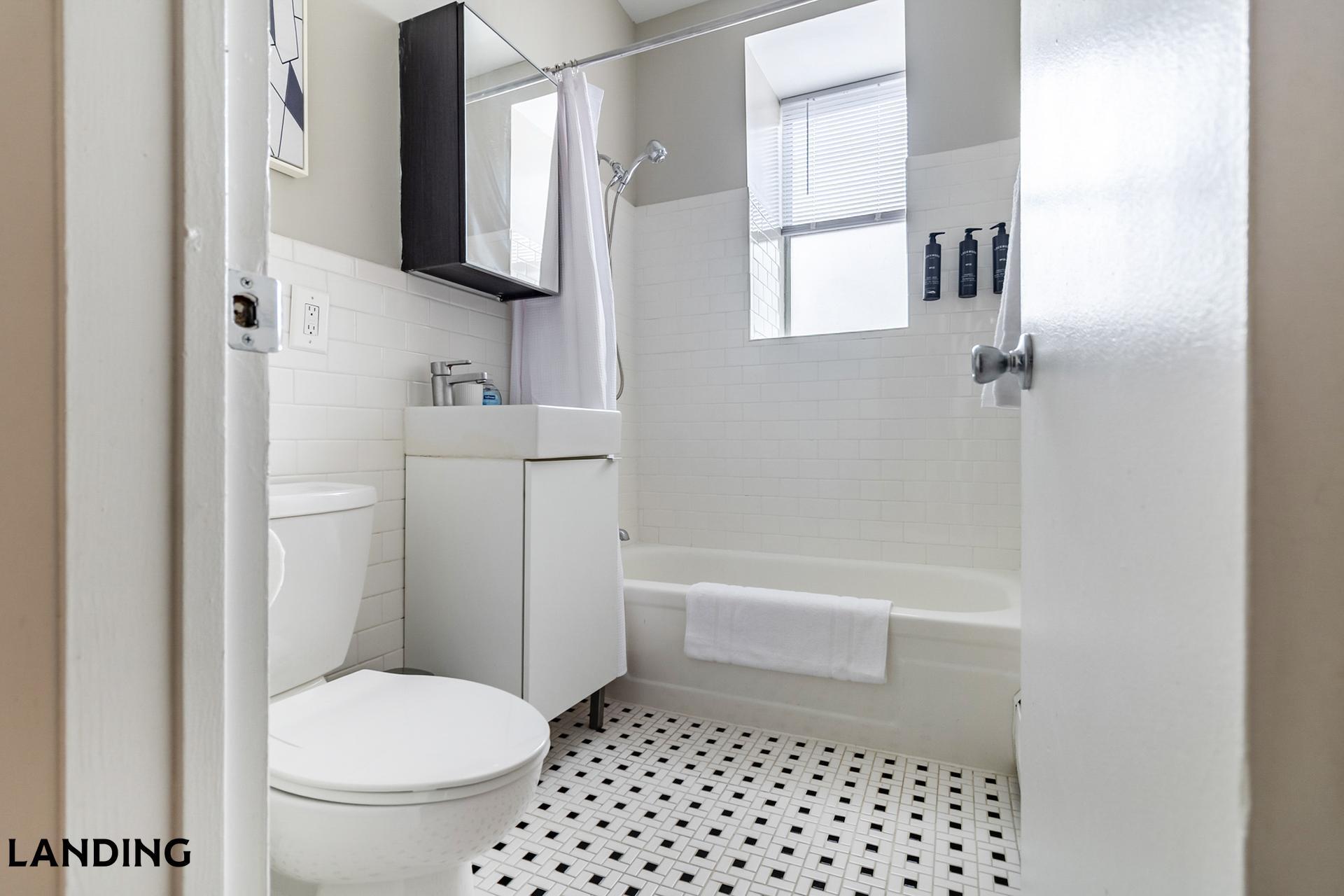 Building Photo - 265 College St