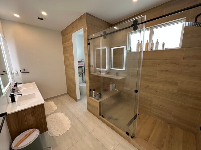 Building Photo - 2109 SW 18th Ave