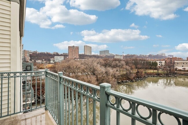 Building Photo - 343 The Promenade