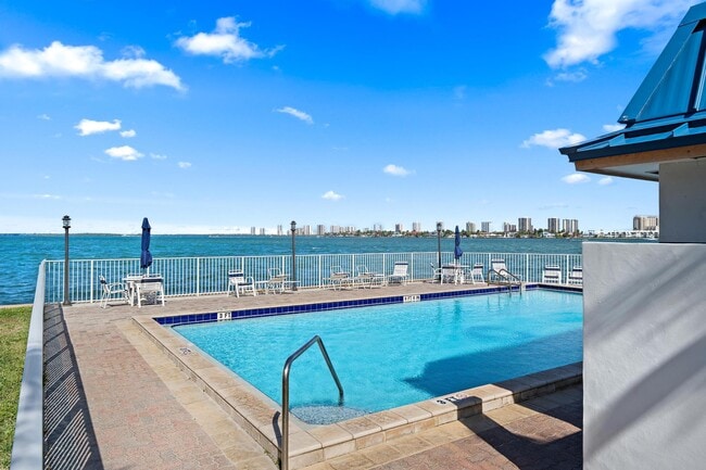 Building Photo - 400 Wilma Cir