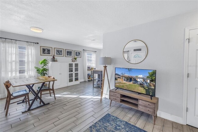 Building Photo - 3605 W Iowa Ave