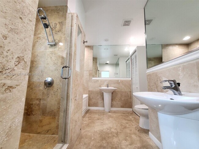 Building Photo - 825 Cremona Ave