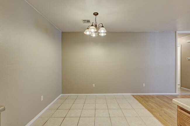 Building Photo - Duplex in Yukon, Available Now!