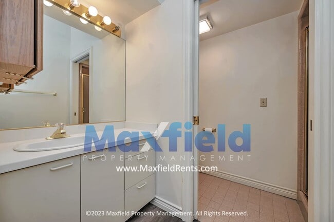 Building Photo - Avenues - 3 Bedroom 3 Bath Townhome with amazing southern views