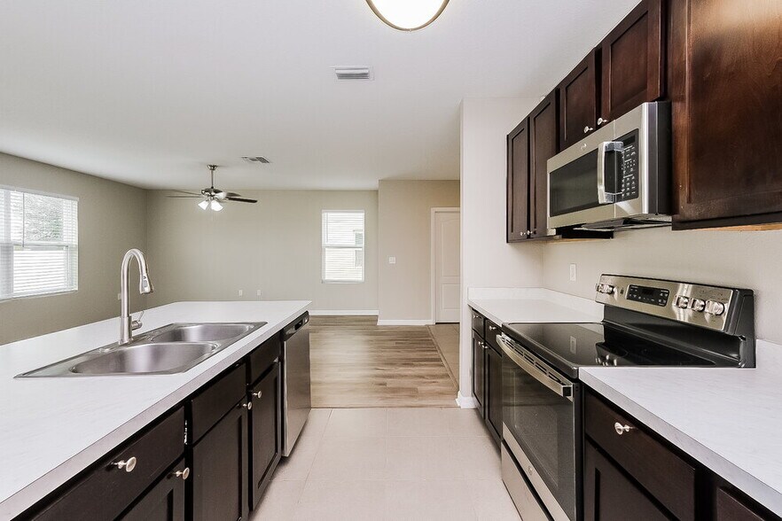 Building Photo - 10430 Whispering Hammock Dr