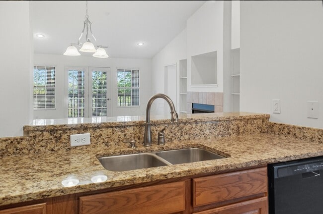 Building Photo - 5468 Nottinghamshire Ln