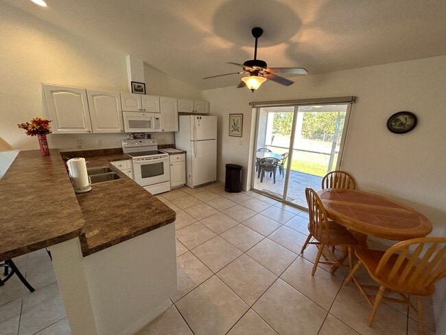 Building Photo - Triplex unit for rent-Fully furnished