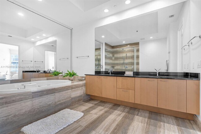 Building Photo - 15811 Collins Ave