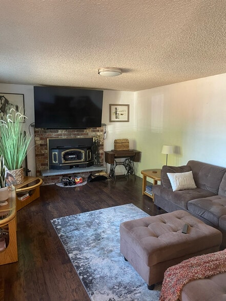 Building Photo - 6115 S Thompson Ave