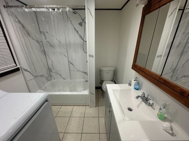 Building Photo - 2439 S Iseminger St