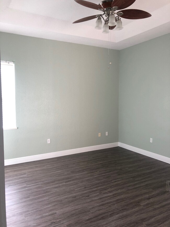 Building Photo - Large House w/Bonus Room, Lawn Care Included