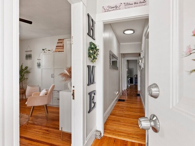 Building Photo - 10 Edgemere Rd