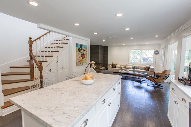 Building Photo - Luxury 5 Bed, 3 Bath - Entertainers Dream!