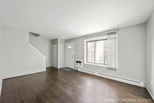 Building Photo - 1S213 Holyoke Ln