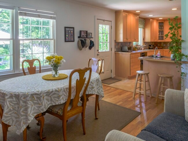 Building Photo - 703 Longview St