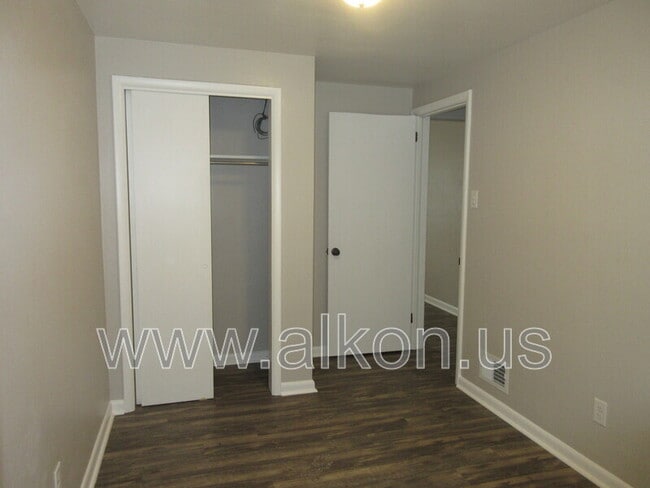 Building Photo - 1097 Roseanne Ave