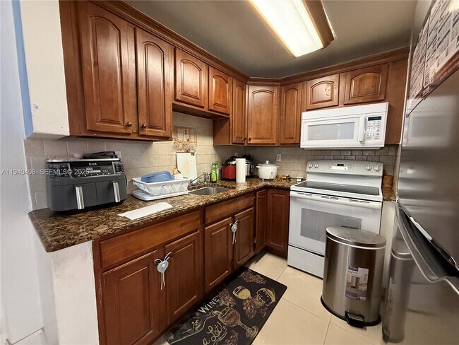 Building Photo - 495 NW 72nd Ave