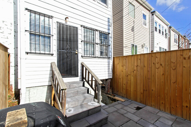 Building Photo - Two Bedroom Spacious Kingman Park Row Home!