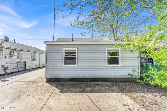 Building Photo - 13400 Sprecher Ave