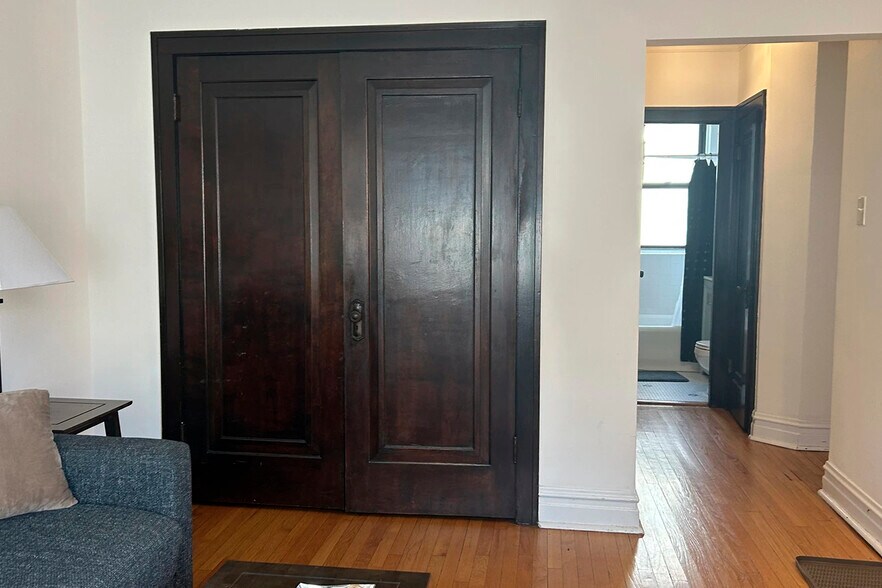 Building Photo - 1915 W Larchmont Ave