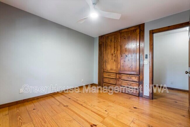 Building Photo - 8984 Falls Hollow Rd