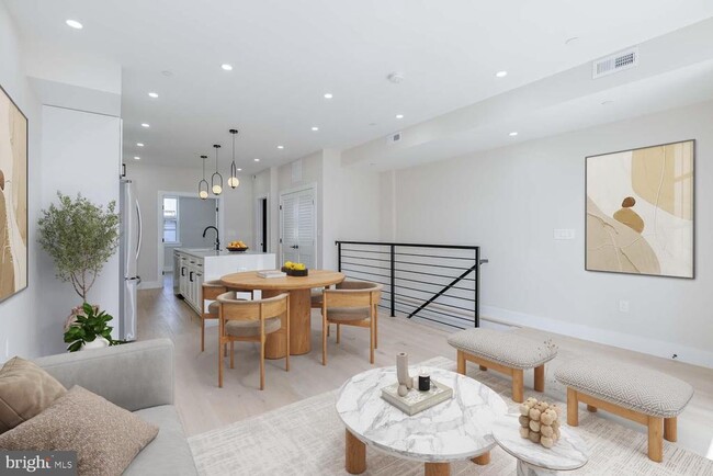 Building Photo - 722 Kenyon St NW