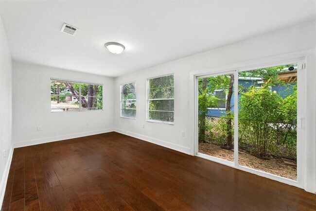 Building Photo - 1110 W Oltorf St