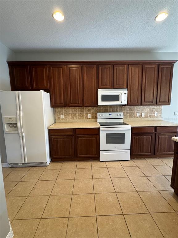 Building Photo - 559 Hiawatha Palm Pl