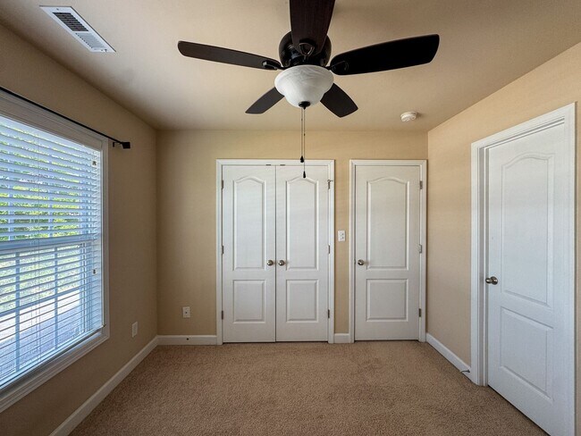 Building Photo - Beautifully Maintained 3 Bed 2.5 Bath West Gate Home