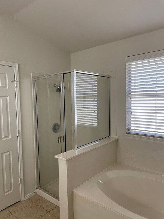 Building Photo - Available Now! Spacious & Well-Maintained ...