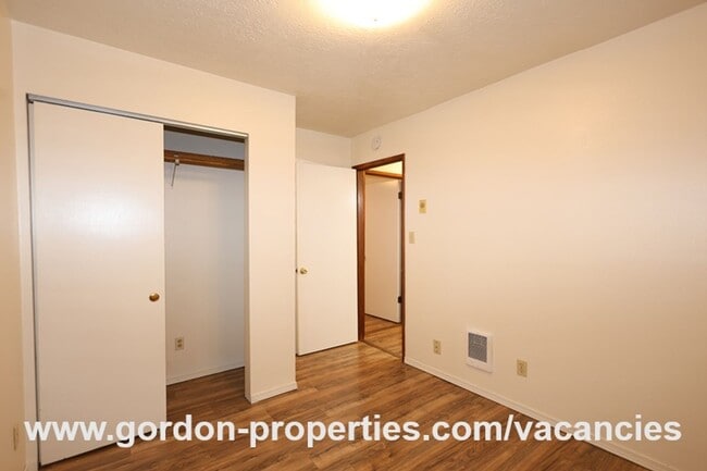 Building Photo - SE Green Vista Dr - Milwaukie 2 bedroom duplex with fireplace