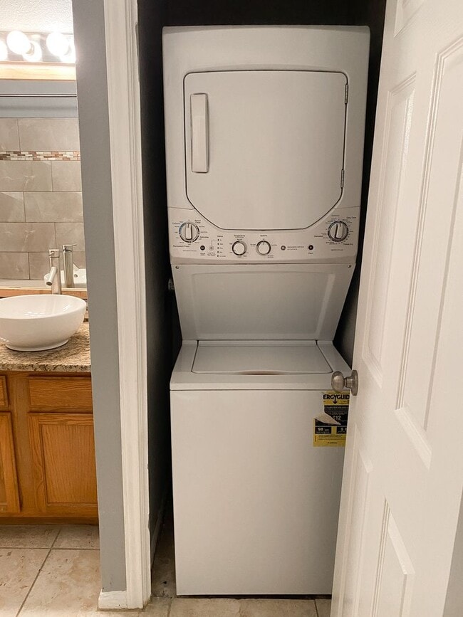 Building Photo - 2450 Wickersham Ln