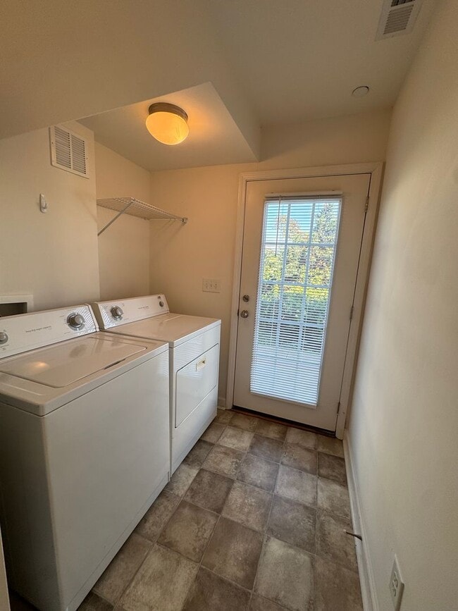 Building Photo - 914 Brawley School Rd