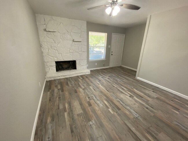 Building Photo - 2 bed 1.5 bath Townhome